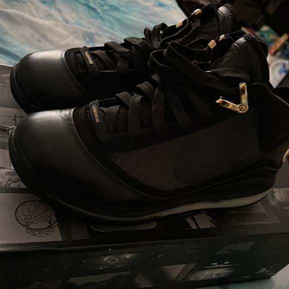 Air max  Lebron VII size 8 stock #375664 001 worn few times main image 4